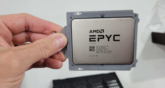 Chip AMD EPYC là gì? So sánh chip Intel và AMD 1 amd-epyc-la-gi