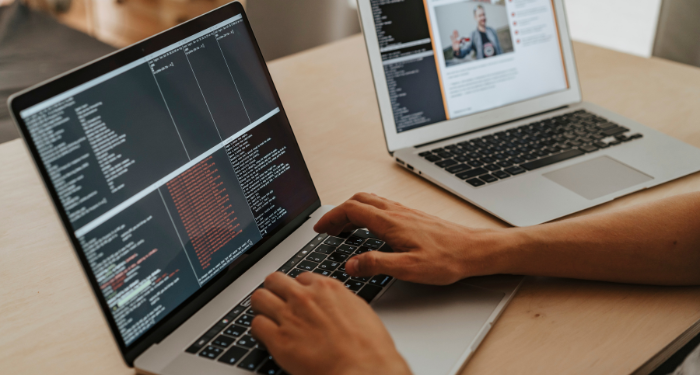 Mã nguồn mở (Open Source) là gì? Phần mềm mã nguồn mở có bảo mật không? 7 nha-phat-trien-co-the-kiem-tien-tu-phan-mem-ma-nguon-mo-nhu-the-nao