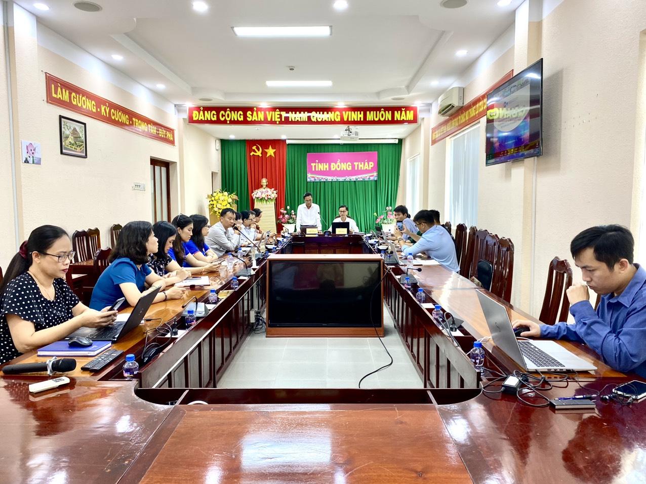 TinoHost đồng hành cùng VNNIC triển khai Chương trình thúc đẩy, hỗ trợ người dân, doanh nghiệp, hộ kinh doanh hiện diện trực tuyến tin cậy, an toàn với các dịch vụ số sử dụng tên miền quốc gia “.VN” tại Đồng Tháp 2 quan-canh-buoi-tap-huan-to-cong-nghe-so-cong-dong-tai-tinh-dong-thap