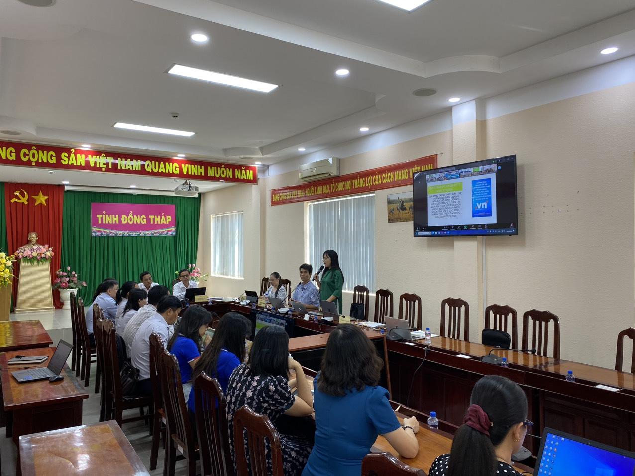 TinoHost đồng hành cùng VNNIC triển khai Chương trình thúc đẩy, hỗ trợ người dân, doanh nghiệp, hộ kinh doanh hiện diện trực tuyến tin cậy, an toàn với các dịch vụ số sử dụng tên miền quốc gia “.VN” tại Đồng Tháp 4 tinohost-huong-dan-dang-ky-su-dung-ten-mien-tai-buoi-tap-huan