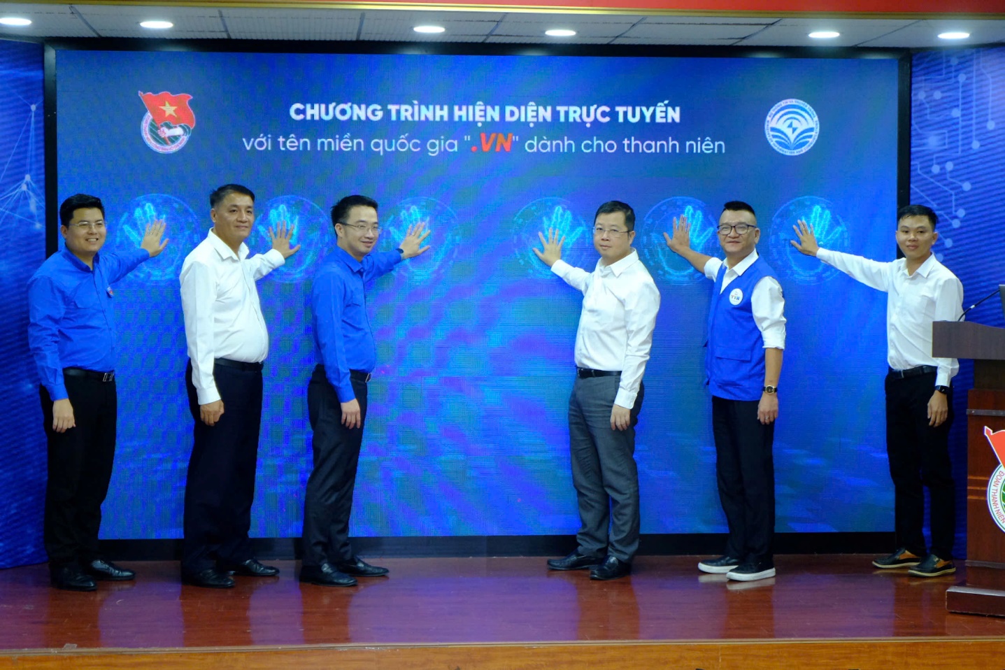 TinoHost tham gia phát động Chương trình Hiện diện trực tuyến an toàn, tin cậy với tên miền quốc gia “.vn” cho thanh niên Việt Nam và các cuộc thi thiết kế website với tên miền quốc gia “.vn” dành cho thanh niên Việt Nam trên toàn quốc 1 dai-dien-bo-thong-tin-truyen-thong-va-trung-uong-doan-thanh-nien-cong-san-ho-chi-minh-phat-dong-chuong-trinh-hien-dien-truc-tuyen-voi-ten-mien-quoc-gia-"-vn"-danh-cho-thanh-nien-viet-nam-tren-toan-quoc-cu-the-hoa-bang-02-cuoc-thi-thiet-ke-website-voi-ten-mien-quoc-gia-“-vn”