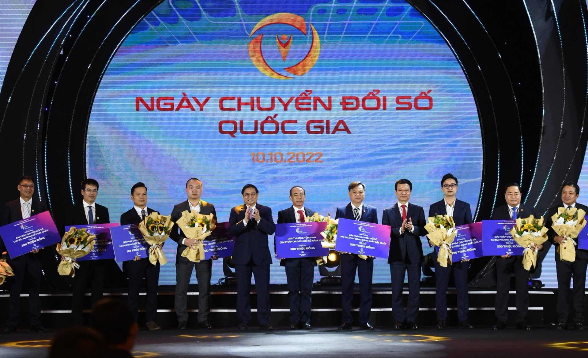 <strong>Chuyển đổi số trong cơ quan nhà nước là gì? Có ảnh hưởng như thế nào đến chương trình chuyển đổi số quốc gia?</strong> 6 chuyen-doi-so-trong-co-quan-nha-nuoc-la-gi