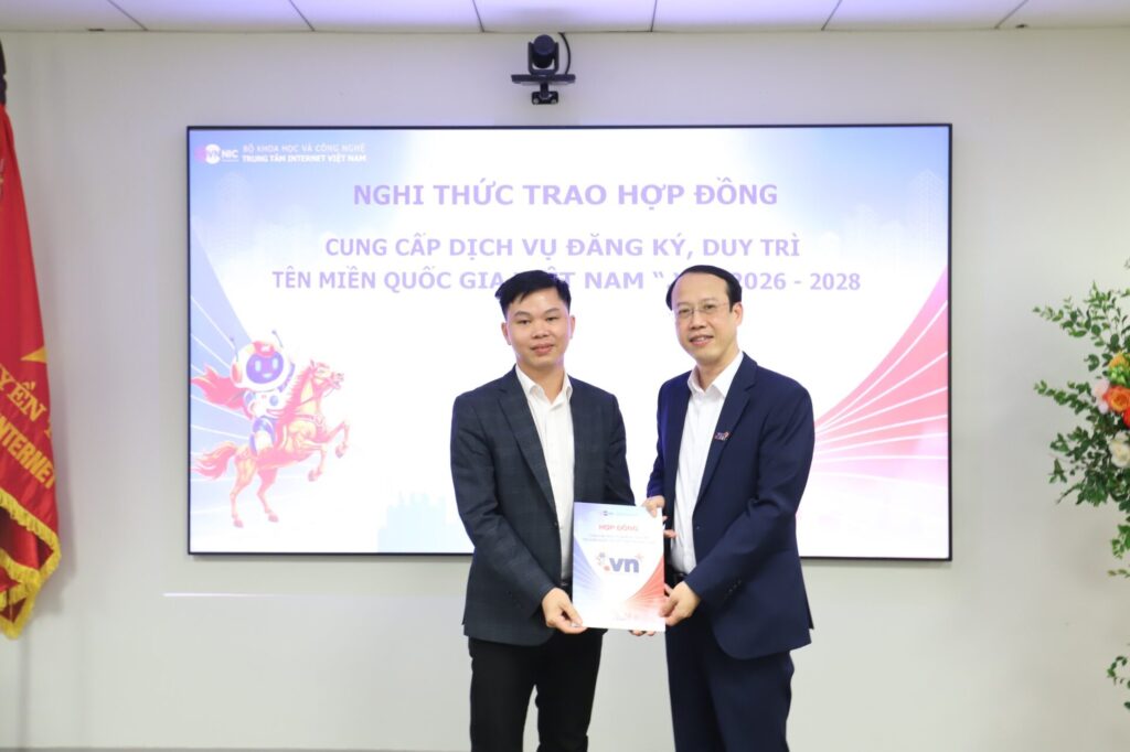Nghi thức trao nhận Hợp đồng cung cấp dịch vụ đăng ký, duy trì tên miền quốc gia Việt Nam ".VN" giai đoạn 2026 – 2028.
